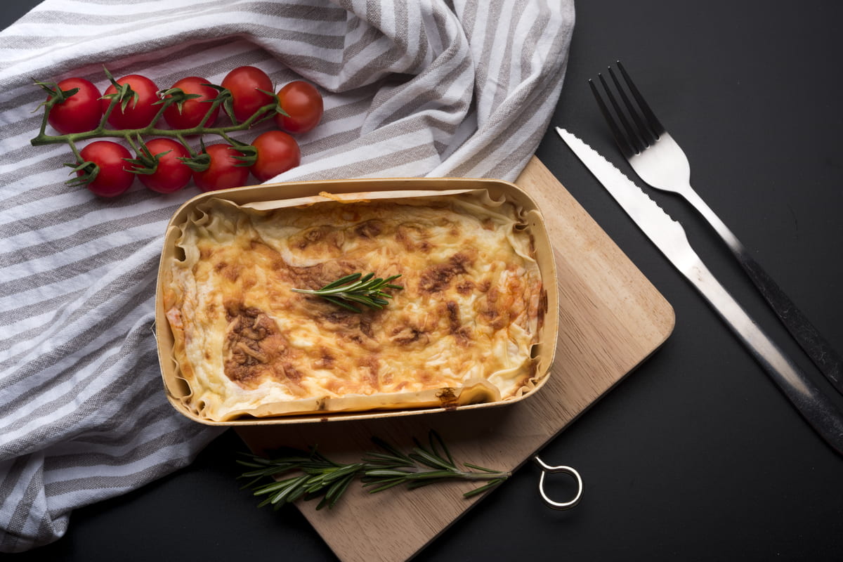 Запеканка с фаршем и картошкой в духовке с сыром. Запеканка из фарша и картофеля с помидорами и сыром. Фарш с картошкой в духовке с сыром. Запеканка с рыбой и картошкой в духовке. Запеканка фарш с картошкой майонез.