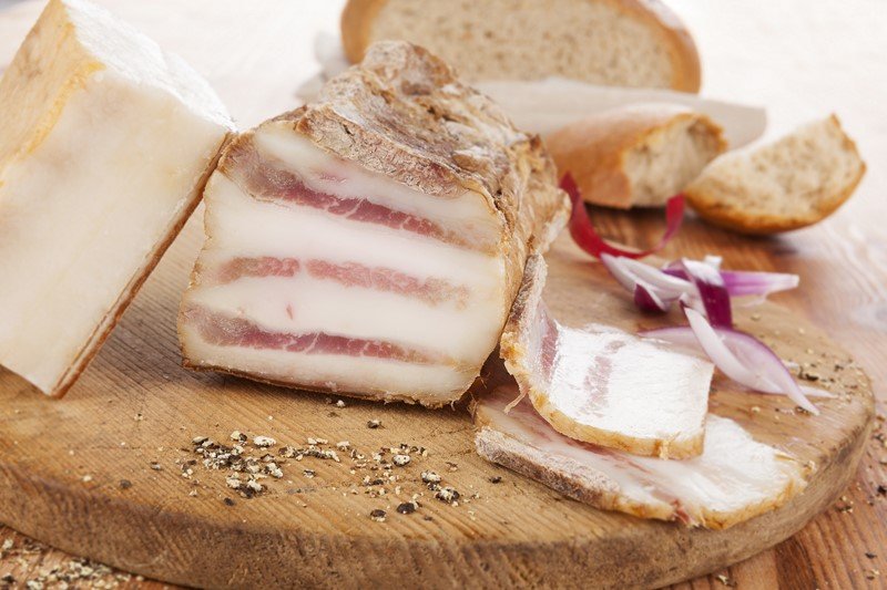 Засолка сала сухим способом. Засолка сала. Крученое сало. Сало с солью и чесноком рецепт. Сало с солью и чесноком рецепт.