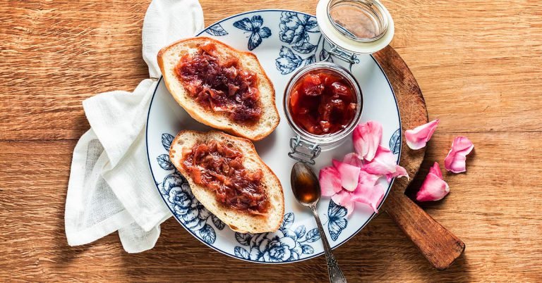 Чаевые в ресторане: оставлять или не оставлять официанту деньги?