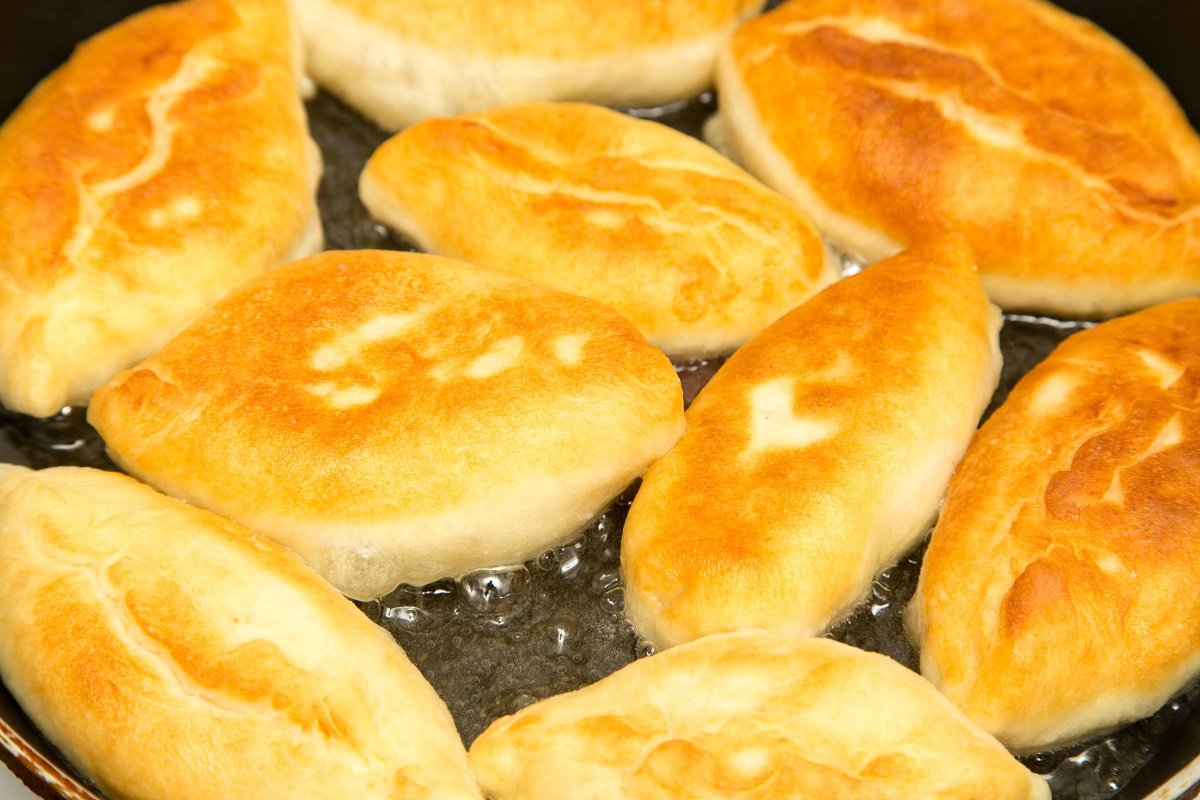 Жареные пирожки с капустой на картофельном отваре